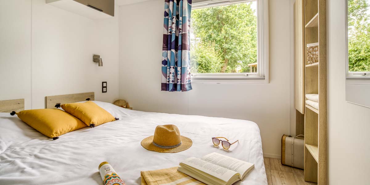 Hauptschlafzimmer mit Doppelbett des Corail-Mobilheims zur Miete auf dem Campingplatz Le Fief