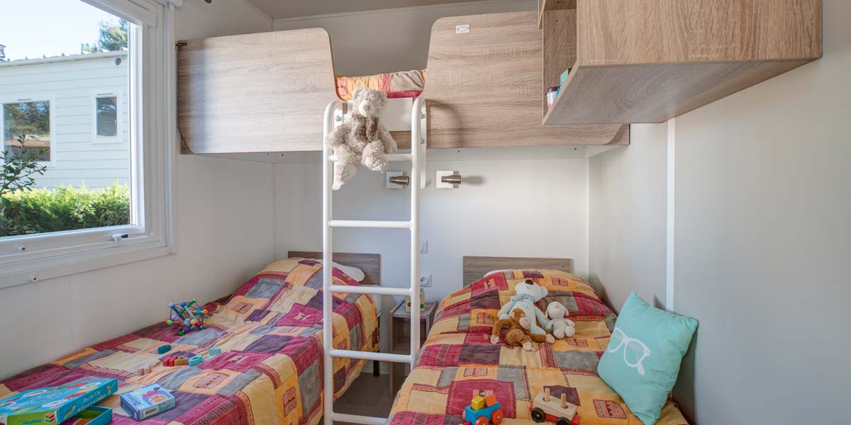 Kinderkamer met stapelbedden in stacaravan Déclik 28