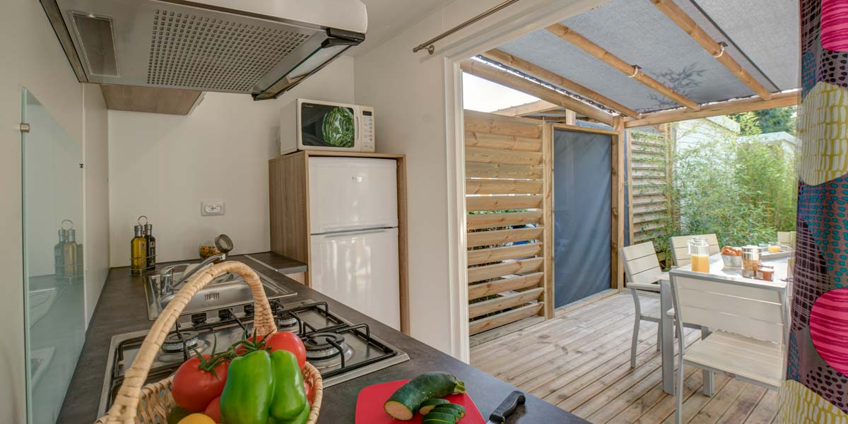 The kitchen of the Déclik 28 mobile home at Le Fief campsite in Loire-Atlantique