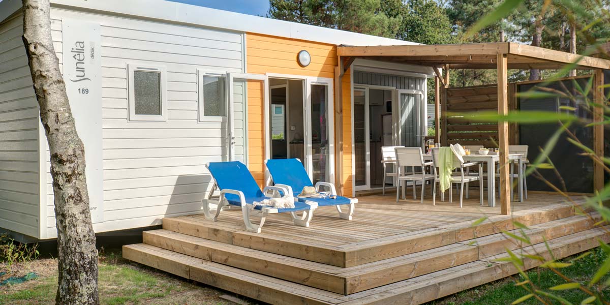 Exterior view of the terrace of the Déclik 28 mobile home in Saint-Brevin