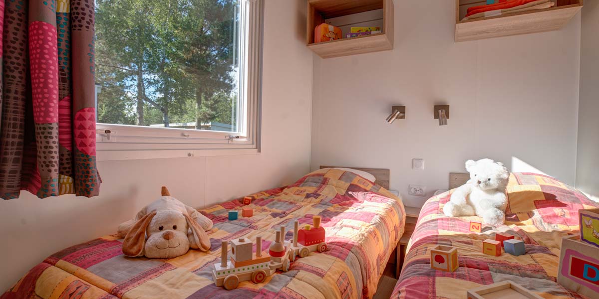 Kinderkamer met twee aparte bedden van stacaravan Déclik 32 op camping Le Fief
