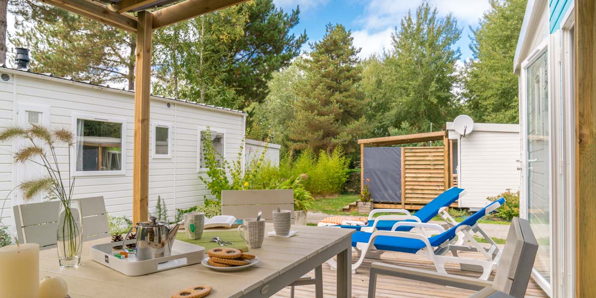 Terrasse avec transat et salon de jardin du mobil-home Déclik32 au camping Le Fief