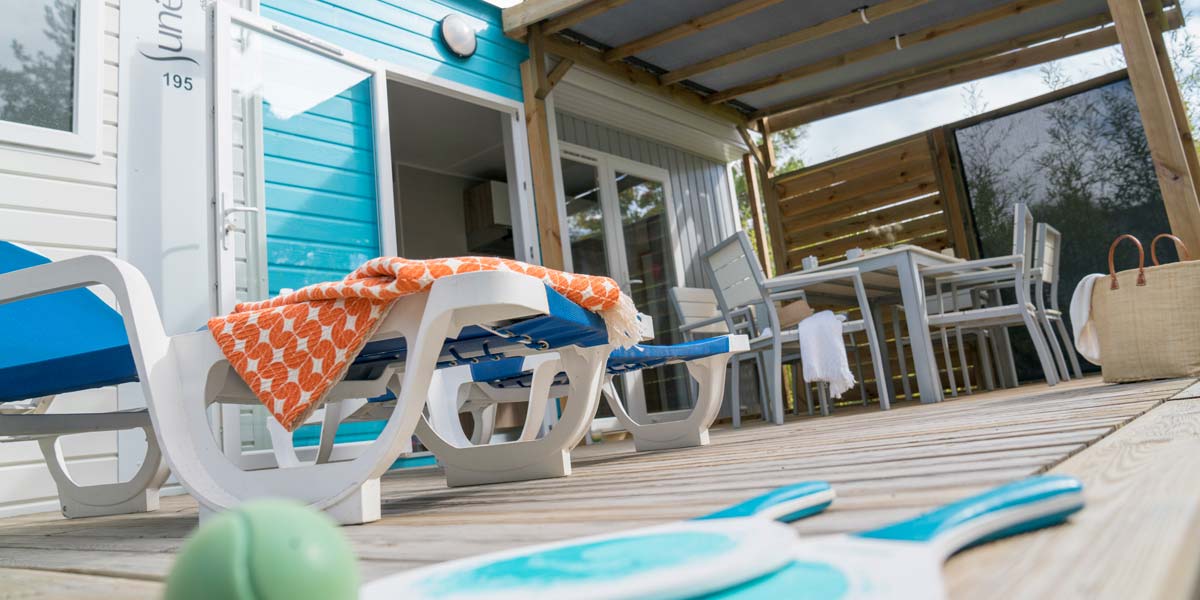 Deckchairs on the terrace of the Déclik 32 mobile home in southern Brittany