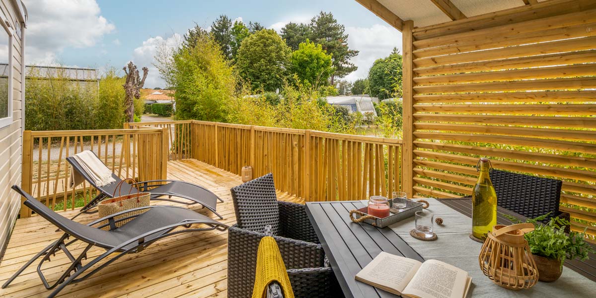 Terrasse en bois du mobil-home adapté fauteuil roulant en Loire-Atlantique