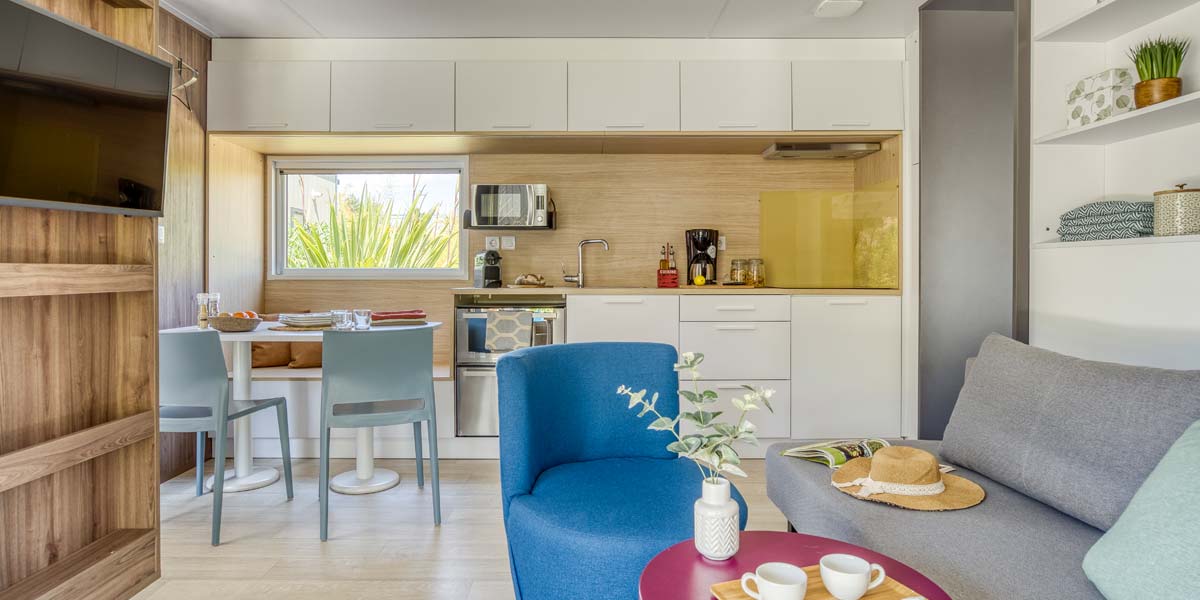 La cuisine et la pièce-à-vivre du mobil-home Luxe Taos en location à Saint-Brevin