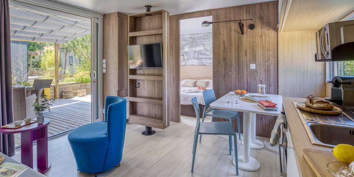 Le coin salon du mobil-home Luxe Taos à louer à Saint-Brevin