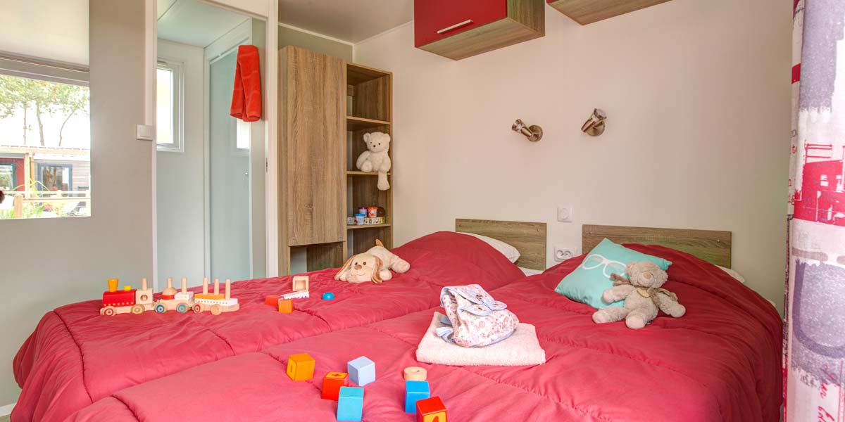 Kinderkamer met twee eenpersoonsbedden in stacaravan Premium 32 in Saint-Brevin