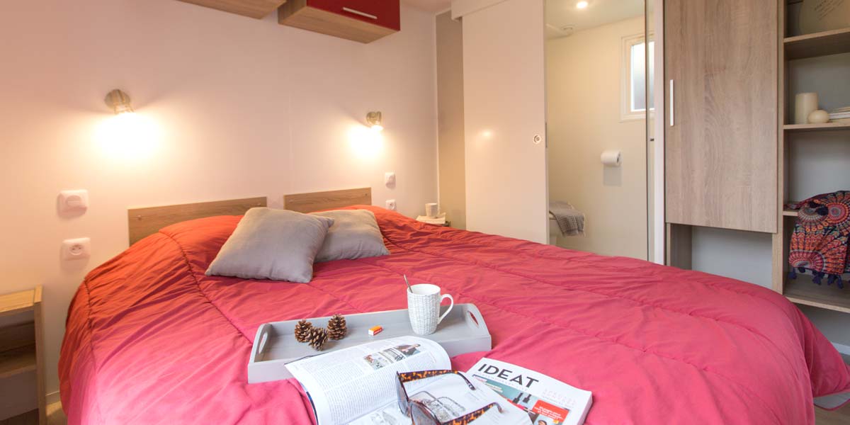 Ouderlijke suite van stacaravan Premium 32 op camping Le Fief in Zuid-Bretagne