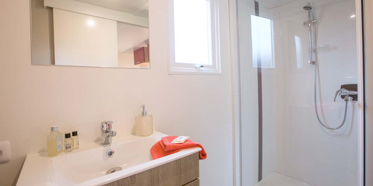 Badezimmer mit Dusche des Mobilheims Premium 32 auf dem Campingplatz in Saint-Brevin