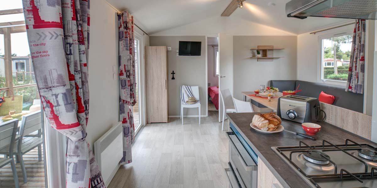 Kitchen of the Premium 40 mobile home at Le Fief campsite in Saint-Brevin in Loire-Atlantique