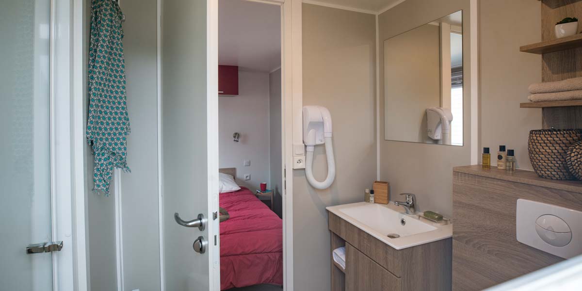 Bathroom with shower of the Premium 40 mobile home in Saint-Brevin in southern Brittany