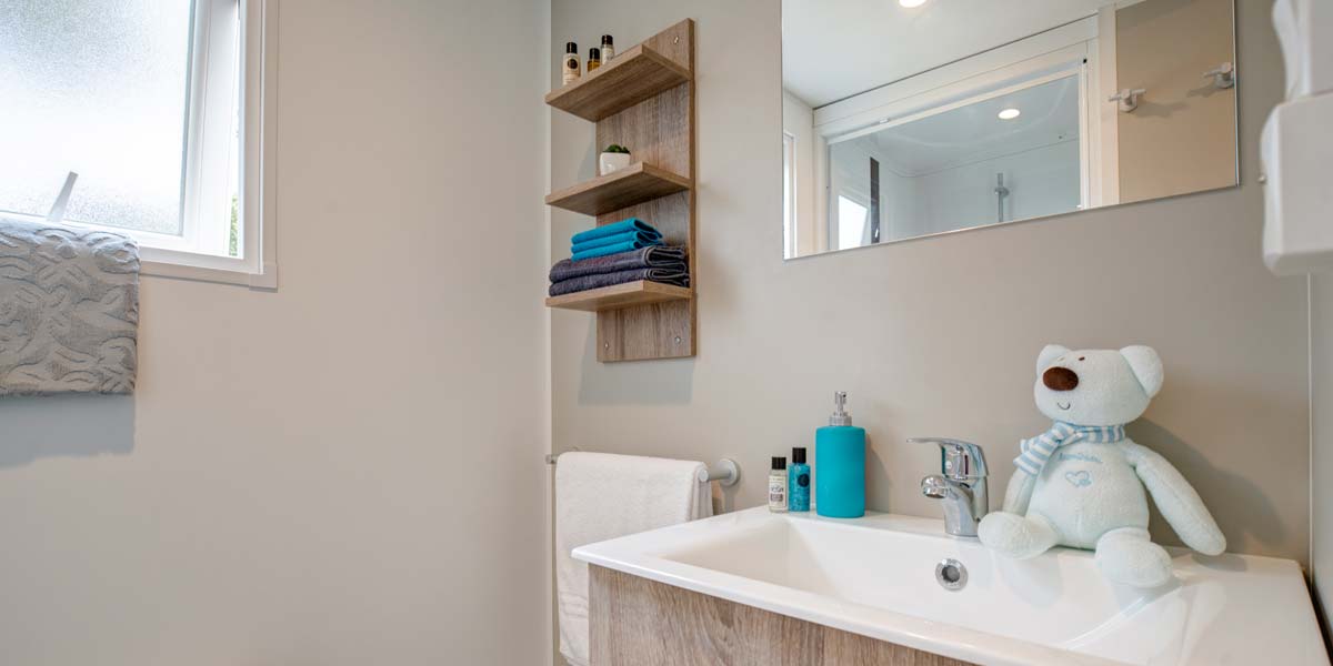 Waschbecken im Badezimmer des Mobilheims Premium 40 auf dem Campingplatz Le Fief in Saint-Brevin