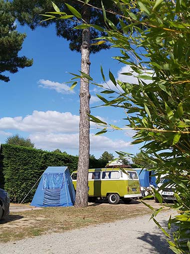 Un camping-car à l'ombre des grans arbres au camping Le Fief à Saint-Brevin