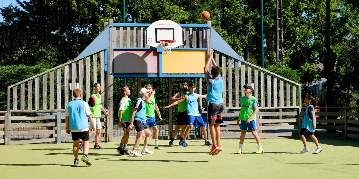 Kinder spielen auf dem Multisportplatz des Campingplatzes in Loire-Atlantique