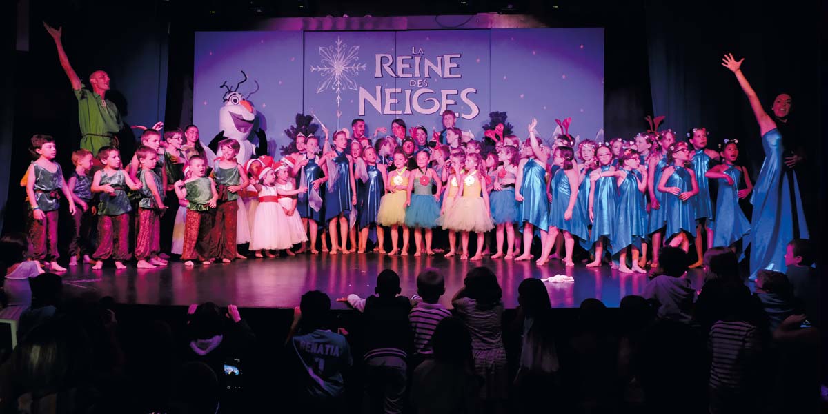 Evening show entertainment La Reine des Neiges at Le Fief campsite