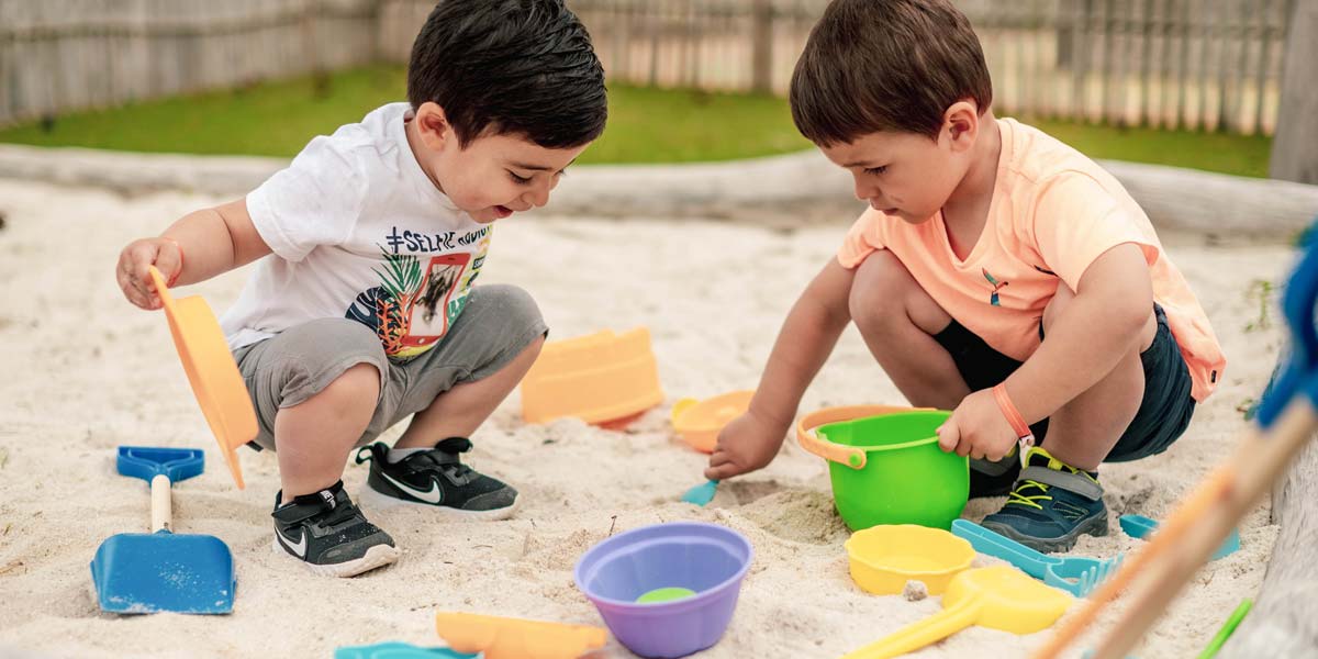 Der Sandkasten des Spielplatzes Le Fief mit Baby-Campern