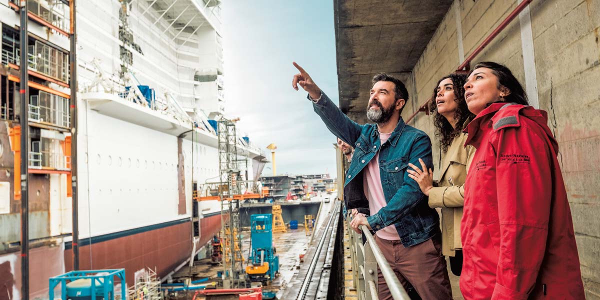 Kampeerders die de scheepswerven van Saint-Nazaire in Zuid-Bretagne bezoeken