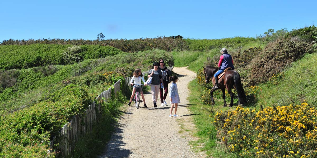 Reiten auf den Wegen der wilden Küste in der Nähe des Campingplatzes Le Fief