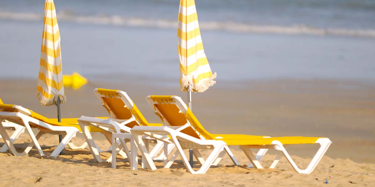 Liegestuhl am Strand von Baule in der südlichen Bretagne in der Nähe des Campingplatzes Le Fief