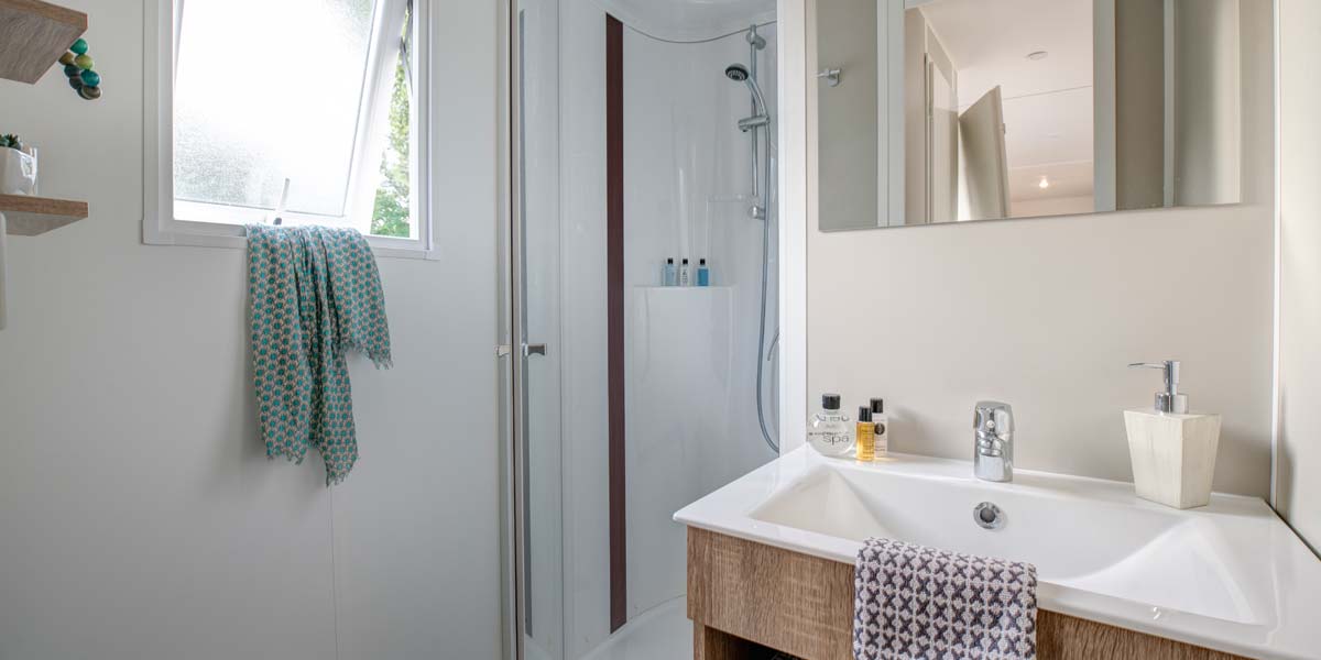 Badezimmer mit Dusche im Mobilheim Déclik 28 auf dem Campingplatz Le Fief