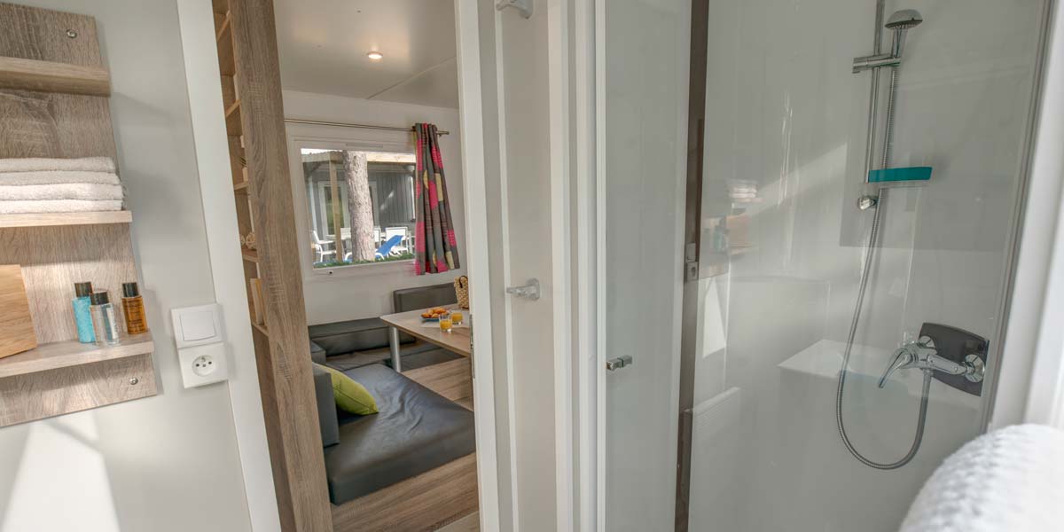 Shower room with shower in the Déclik 32 mobile home at Le Fief campsite in Saint-Brevin