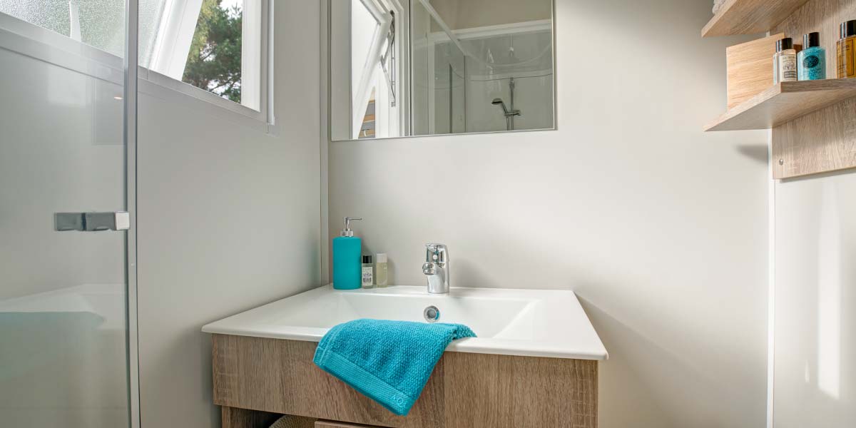 Sink in the bathroom of the Déclik 32 mobile home at Le Fief campsite