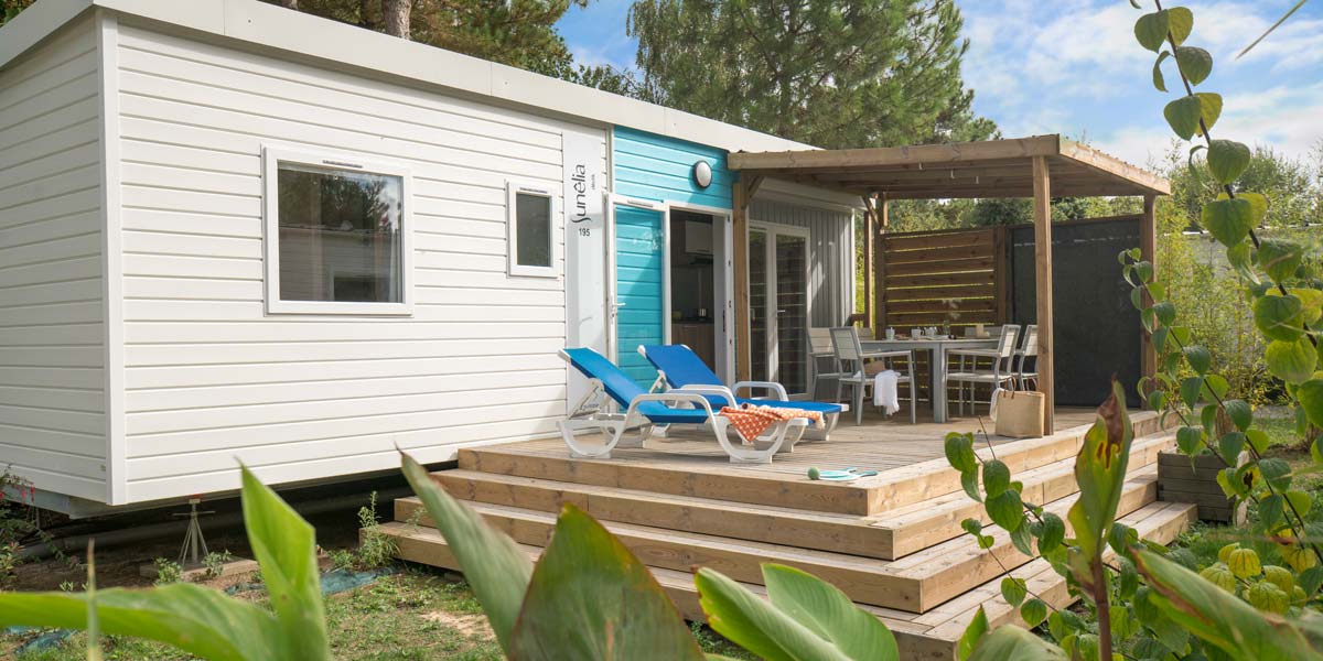 The semi-covered wooden terrace of the Déclik 32 mobile home in Saint-Brevin