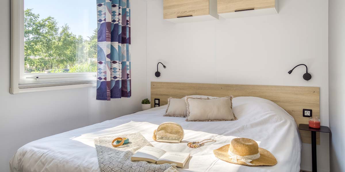 Chambre avec lit double du mobil-home Kids au camping Le Fief à Saint-Brevin