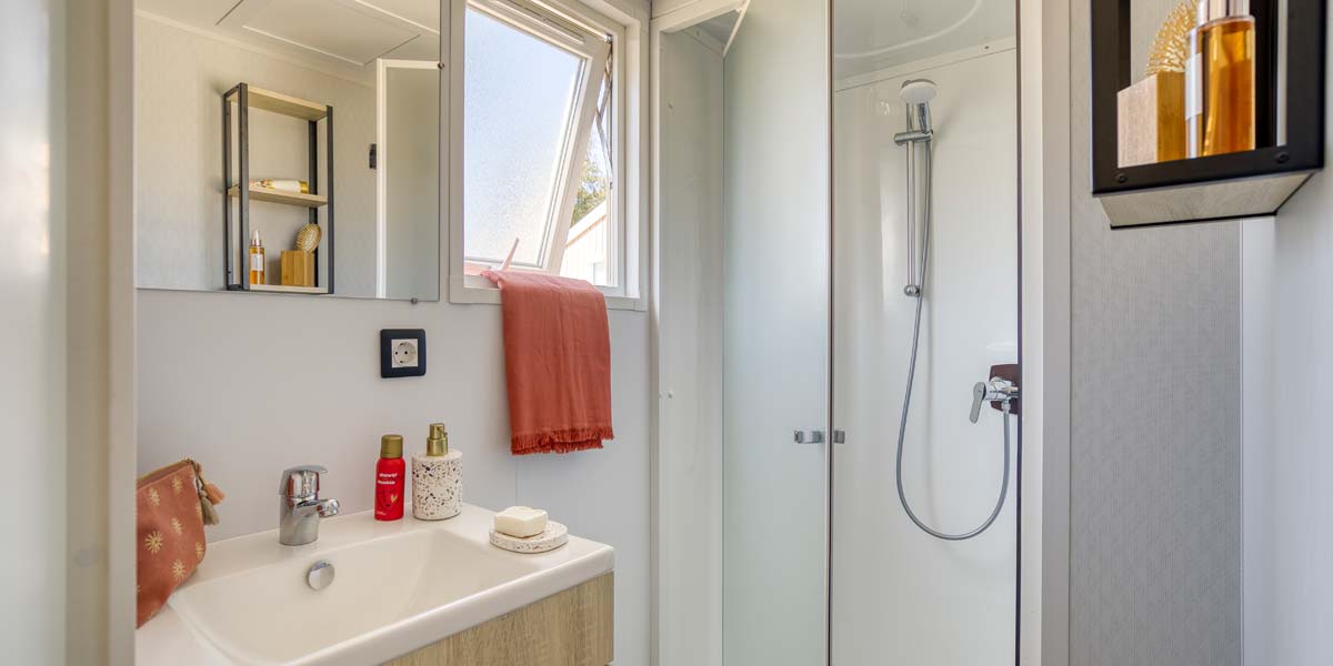 Salle d'eau avec douche du mobil-home Kids au camping sur la côte Atlantique