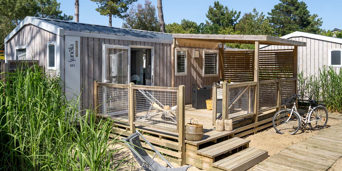 Vue de la terrasse sécurisée pour enfants du mobil-home Kids au camping le Fief