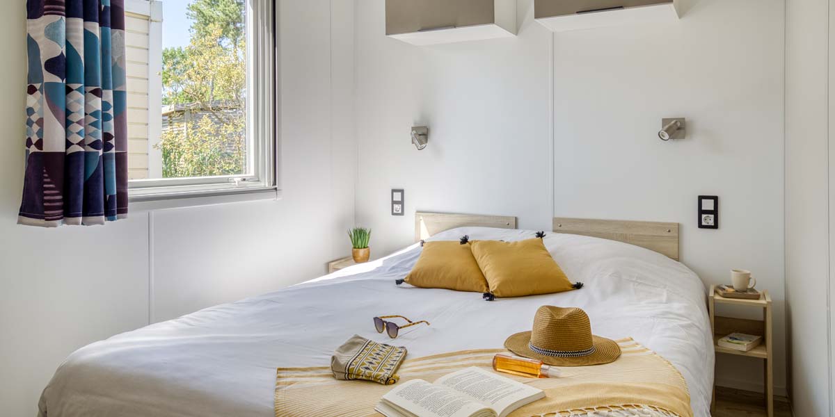 Parental bedroom of the Confort mobile home at Le Fief campsite in Loire-Atlantique