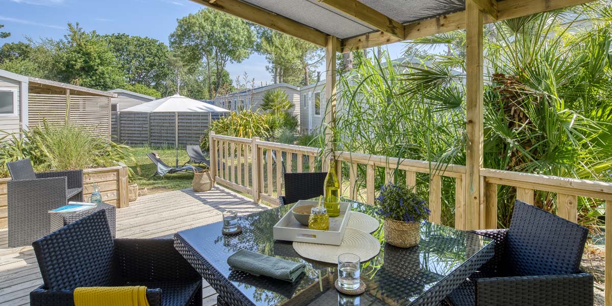 La terrasse en bois semi-couverte du mobil-home Confort à Saint-Brevin