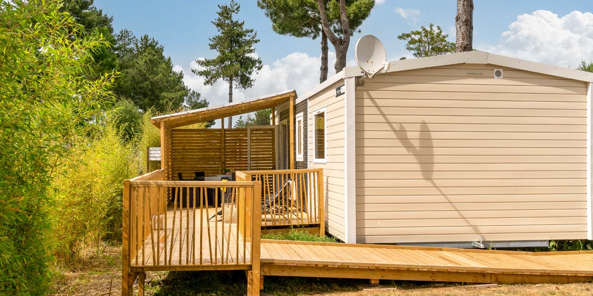 Mobil-home avec rampe pour accès PMR au camping Le Fief