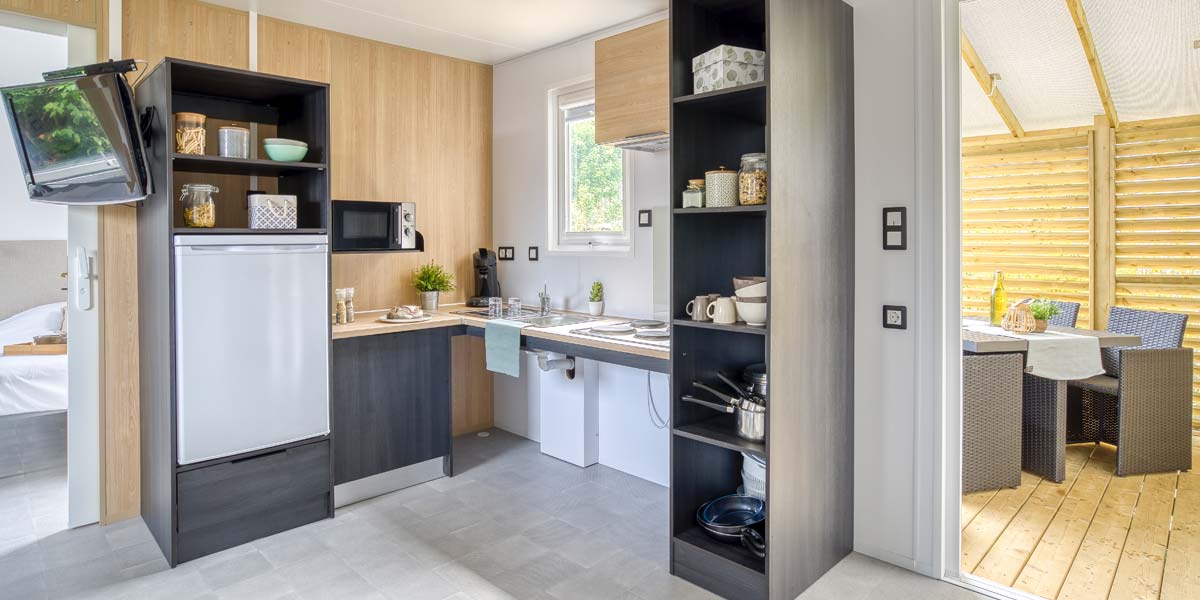 Cuisine aménagée adaptée aux fauteuils roulants du mobil-home PMR à Saint-Brevin-les-Pins