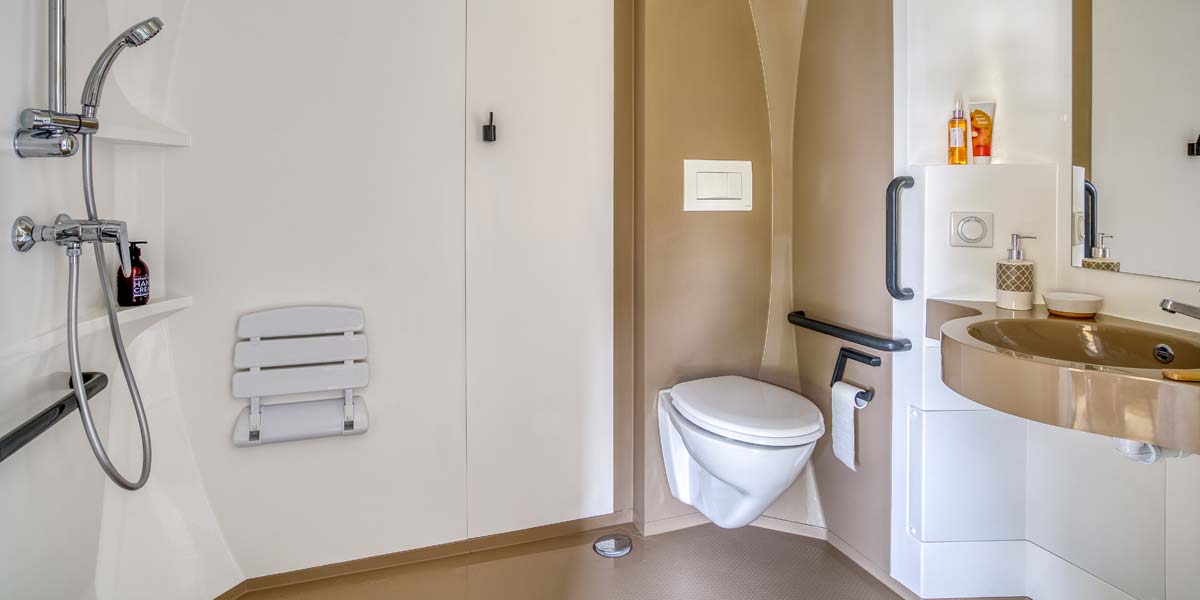 Salle de bain adaptée handicap du mobil-home à louer à Saint-Brevin