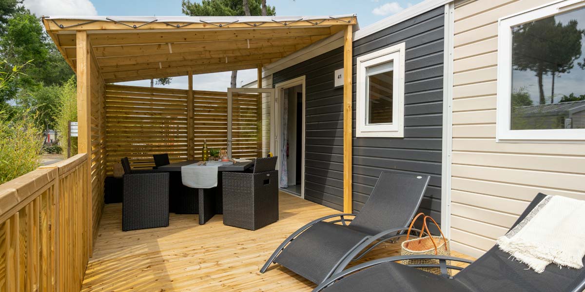 Terrasse en bois semi-couverte du mobil-home à louer à Saint-Brevin