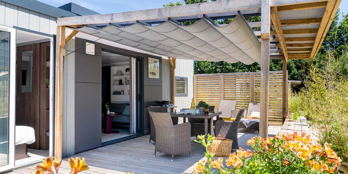 La terrasse design d'un mobil-home Luxe Taos à louer en Bretagne sud