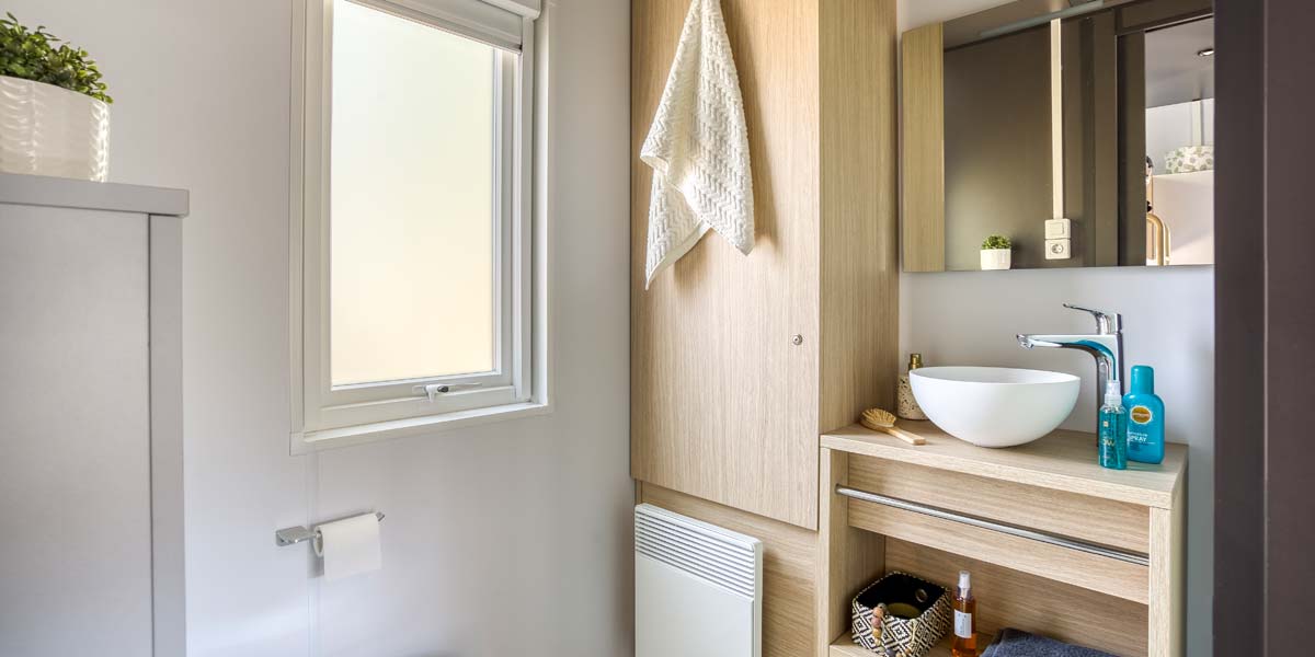 Shower room with shower from the Taos 6-person mobile home at Le Fief campsite in Saint-Brevin