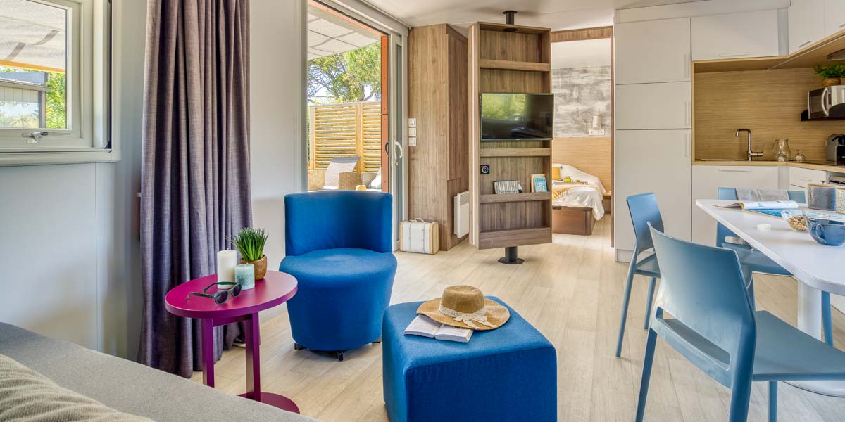 Woonkamer met fauteuils en bank in de stacaravan Taos Luxe voor 6 personen in Saint-Brevin