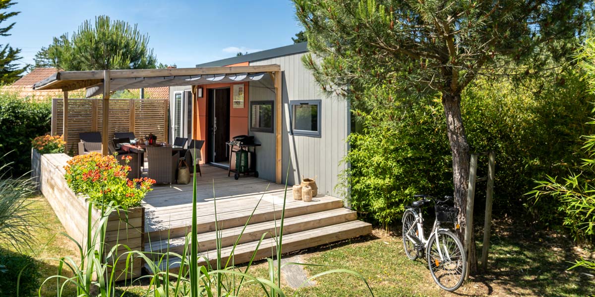 View of the terrace of the Taos 6 mobile home for rent in southern Brittany