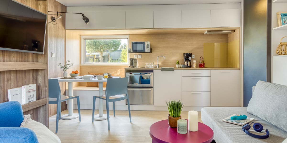 Designer kitchen and living room with sofa in the Taos Twin mobile home in Saint-Brevin