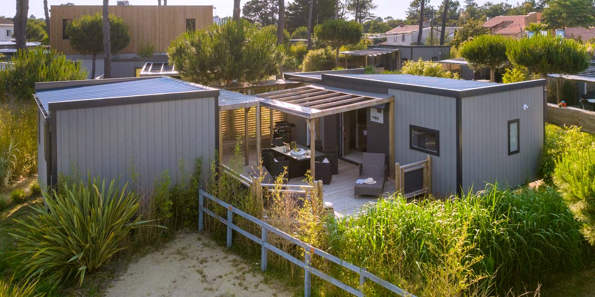 Terrace and exterior view of the Taos Twin mobile home at Le Fief campsite