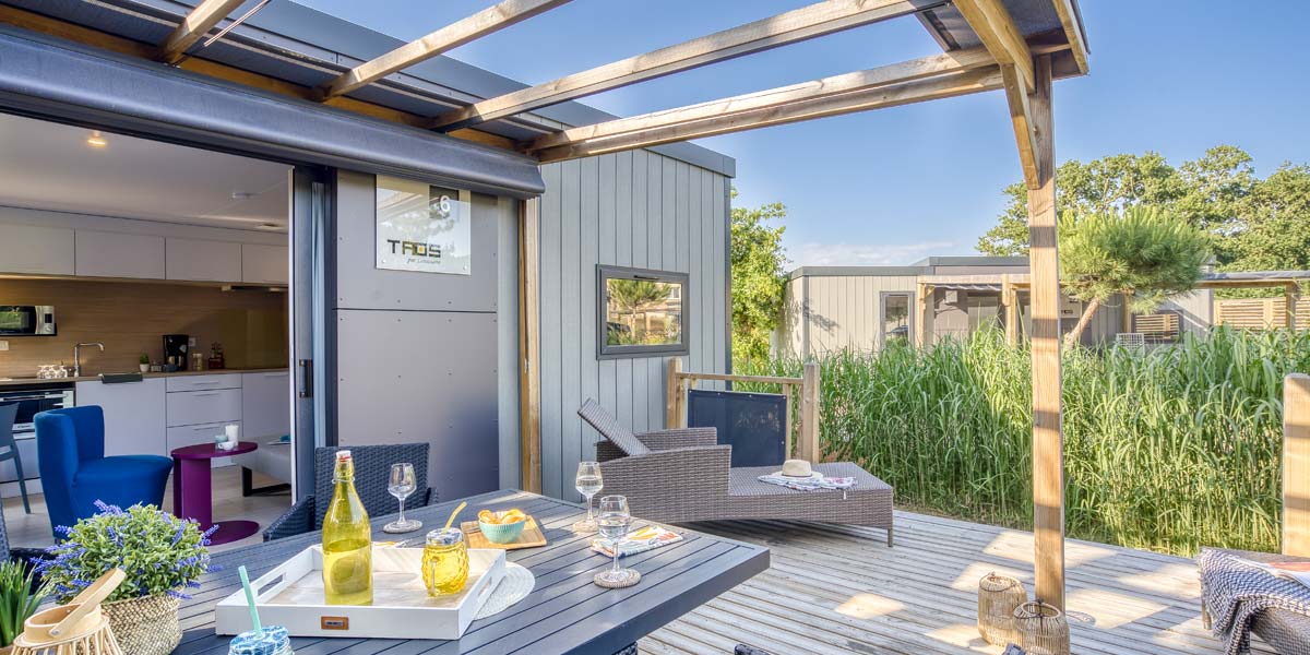 Terrasse bois semi-couverte du Taos Twin au camping Le Fief en Bretagne Sud