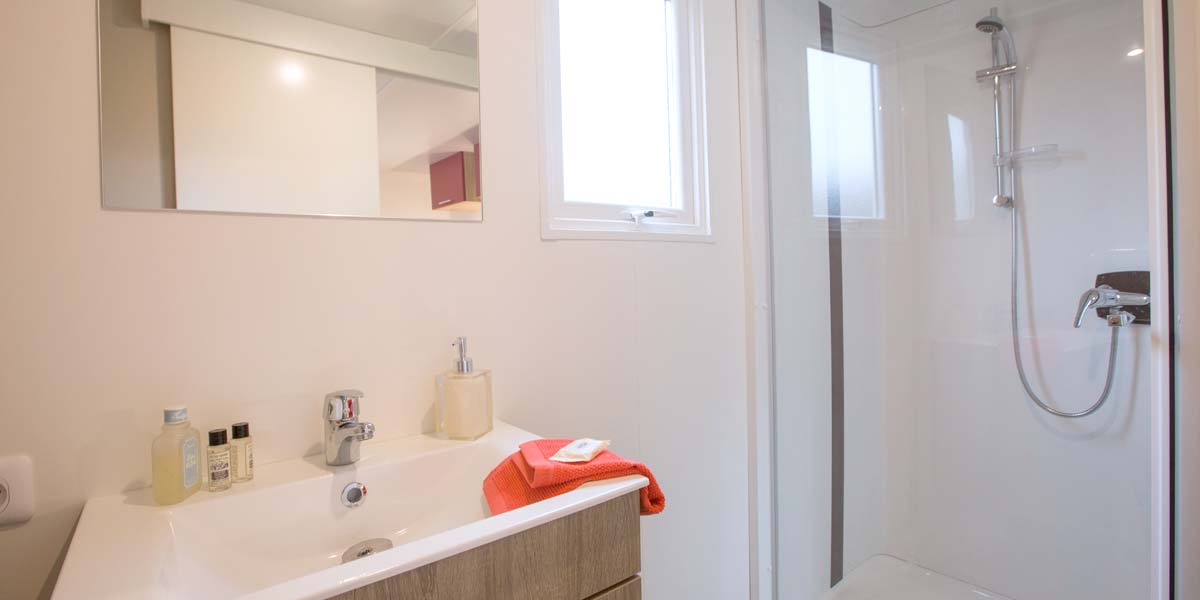 Bathroom with shower of the Swimming pool 32 mobile home at the campsite in Saint-Brevin