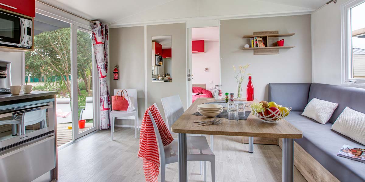 Dining area with table and sofa-bench of the Swimming pool 32 mobile home