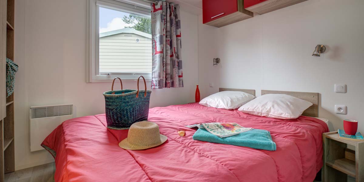 Master bedroom of the Mobile-hme Swimming pool 40 at the campsite in Saint-Brevin