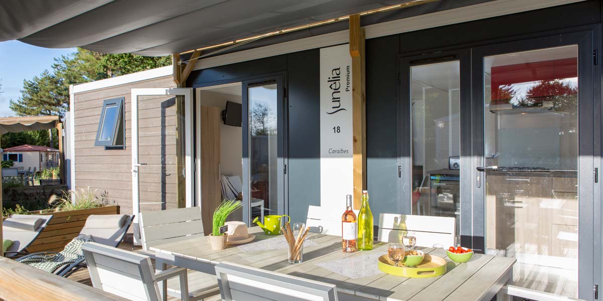 Terrace with garden furniture in the Premium 40 mobile home at the campsite in Saint-Brevin