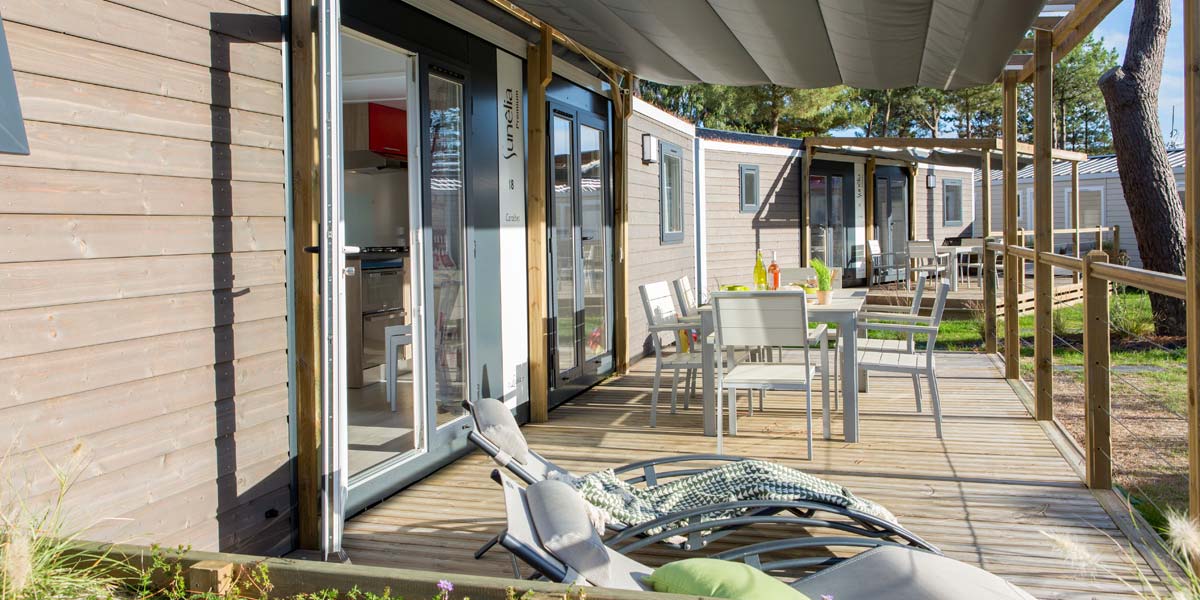 Terrasses de mobil-home Prestige Piscine 40 au camping Le Fief à Saint-Brevin en Bretagne sud