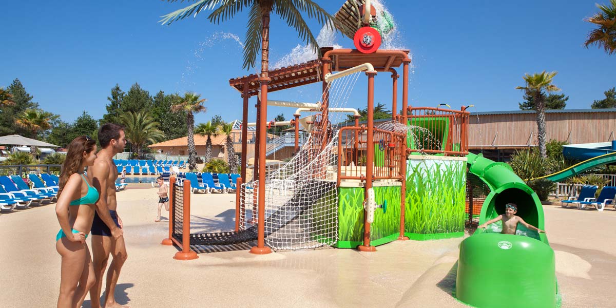 Der Wasserbaum im Wasserpark auf dem Campingplatz Le Fief in Loire-Atlantique