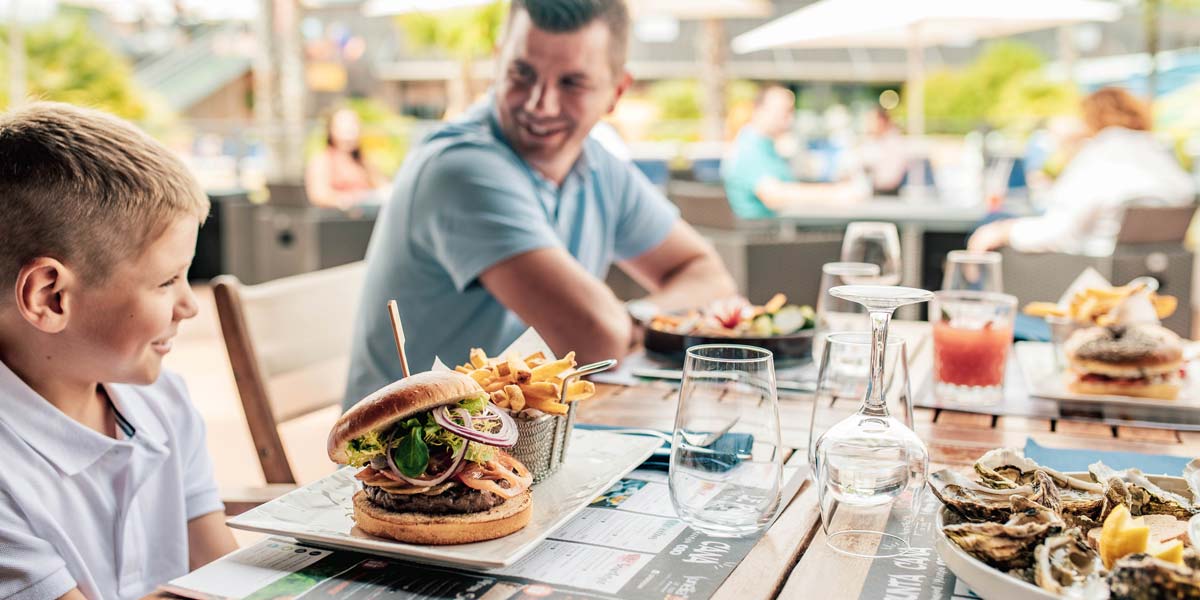 Uitzicht op het terras van het restaurant bij het zwembad van camping Le Fief